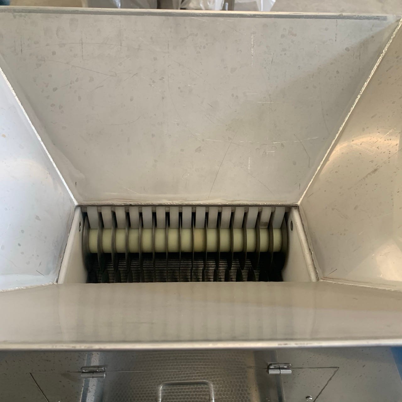 Roller type juice press machine