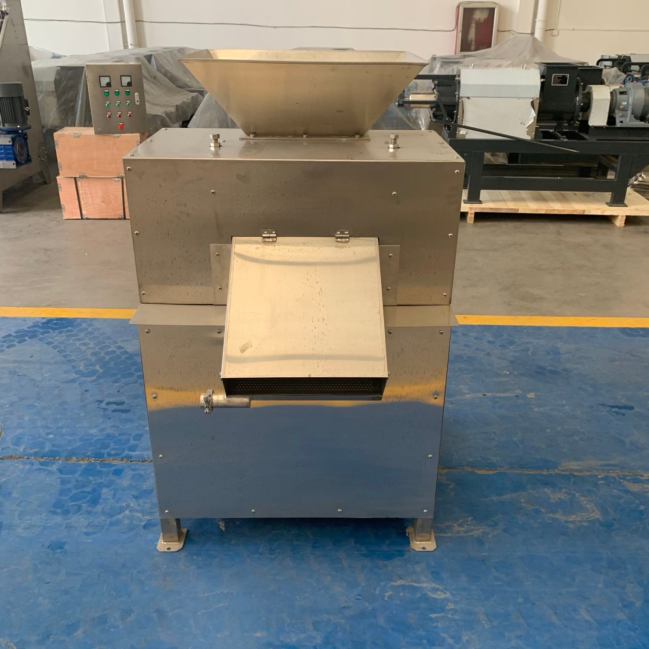 Roller type juice press machine